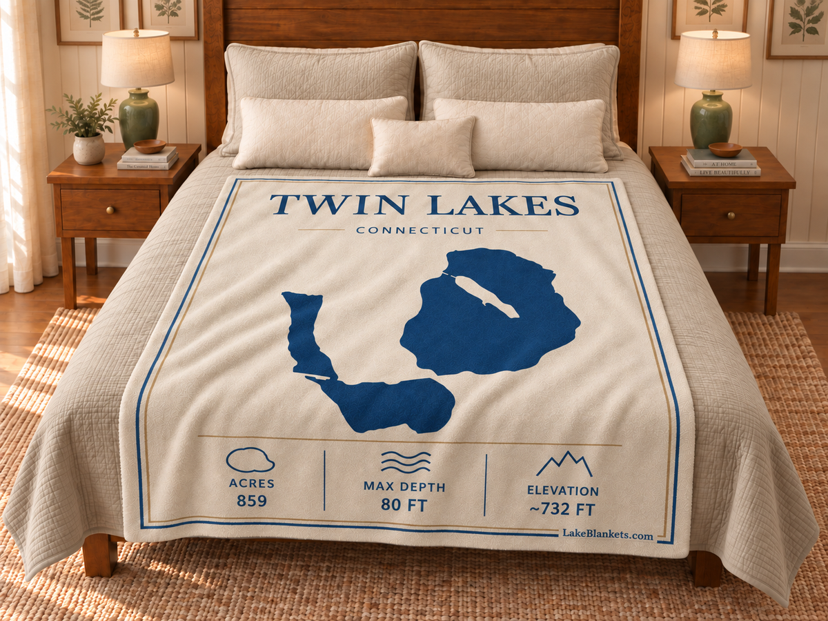 Twin Lakes (Washinee / Washining) Minimalist blanket displayed on a bed